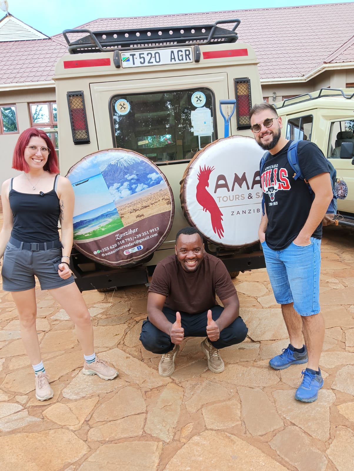 Ospiti insieme al team locale Amani Tours prima del safari